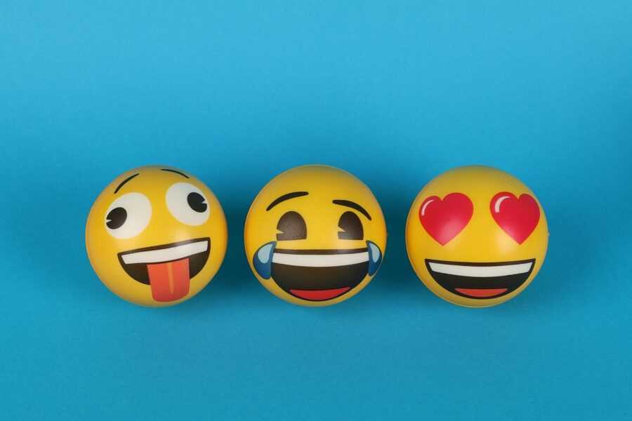 4 Steps to Add Emojis to Facebook App